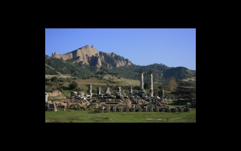 Fan (Tmolos) deposits on the southern edge of the Gediz graben with the temple of Artemis in the foreground